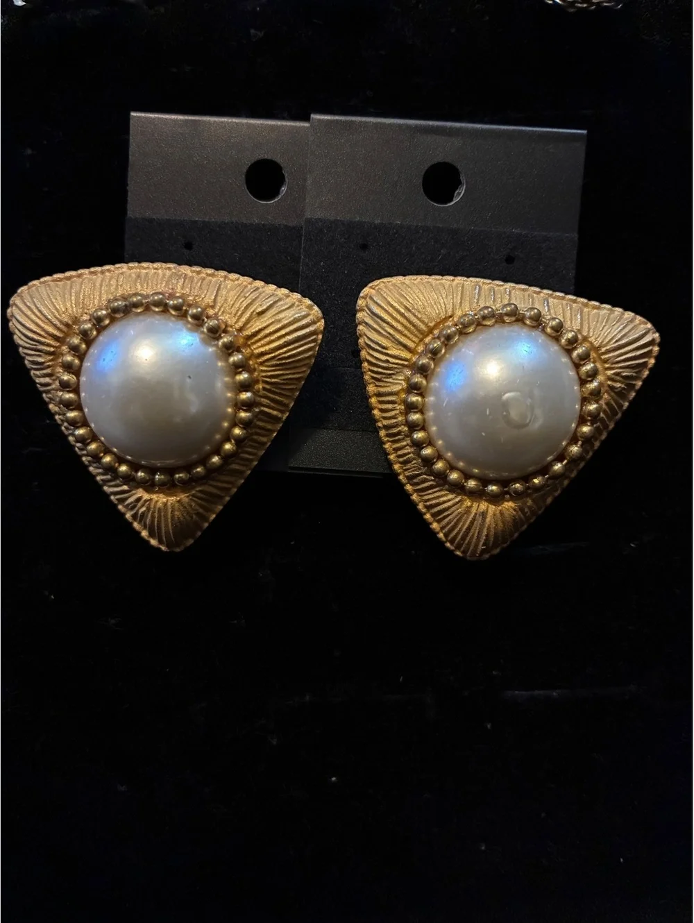 1980s Matte Gold Textured Triangular Shield Earrings Large Mabe Faux Pearl Studs